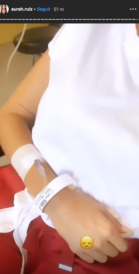Aurah Ruiz mostrando en sus “historias” una vía intravenosa en su brazo tras su ingreso al hospital. | Imagen: Instagram Stories/aurah.ruiz