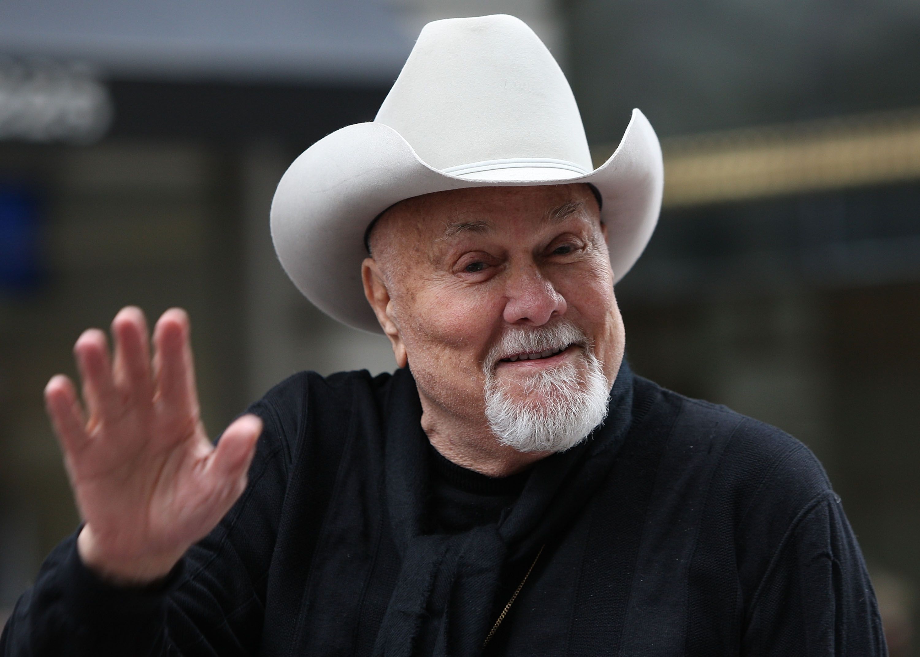 Tony Curtis saludando en el desfile anual del Día de los Veteranos, el 11 de noviembre de 2009. | Foto: Getty Images