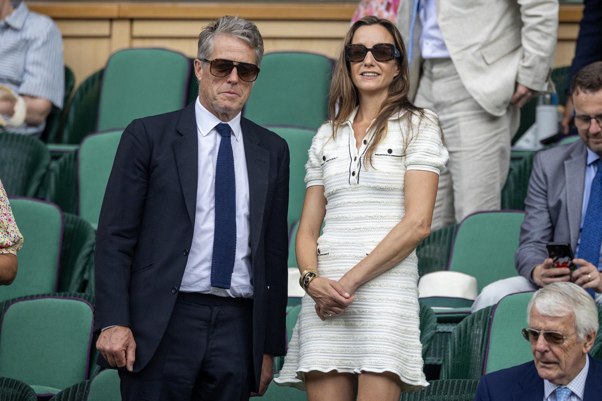 Hugh Grant y Anne Grant en el Palco Real de la cancha central durante el Campeonato de Tenis sobre Hierba de Wimbledon en el All England Lawn Tennis and Croquet Club el 9 de julio de 2025, en Londres, Inglaterra | Fuente: Getty Images