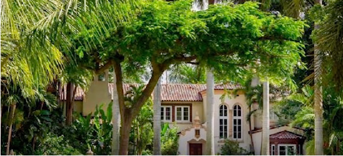 La residencia principal de la madre de Adam Sandler en Boca Ratón, Florida, adquirida en abril de 1999. | Foto: Getty Images