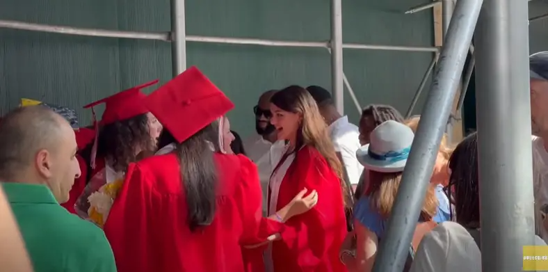 En 2024, Suri celebró su graduación en el instituto de Nueva York. Criada principalmente por su madre, la adolescente marcó este hito con un sentimiento de independencia, eligiendo un camino distinto al de su padre al embarcarse en su futuro | Fuente: YouTube/Page Six