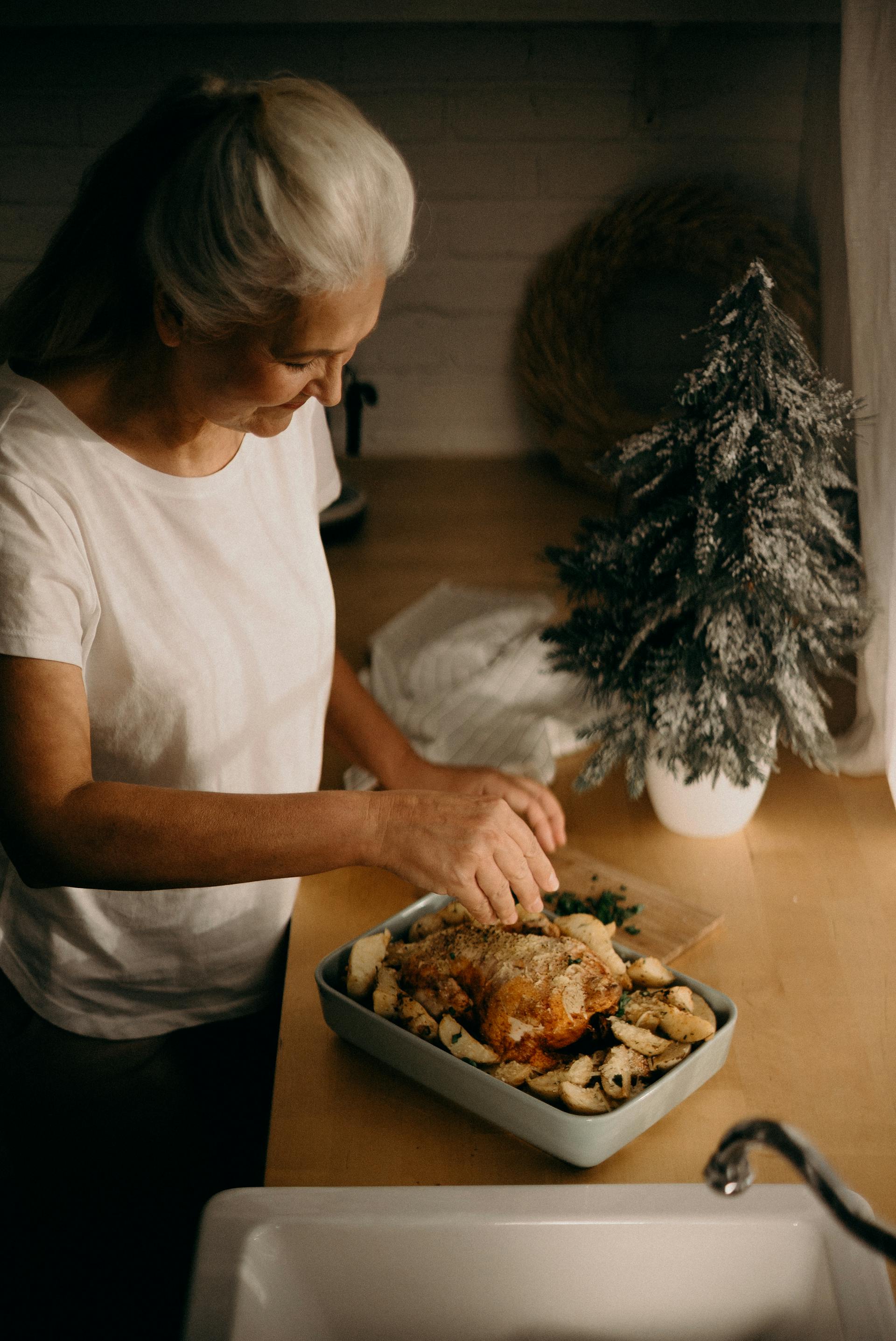 Una mujer mayor preparando la cena | Fuente: Pexels