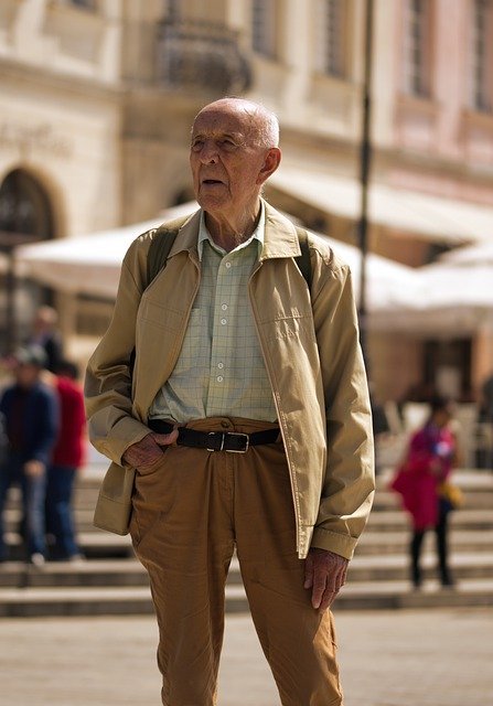 Un hombre de edad anda por la calle. |  Foto: Pixabay