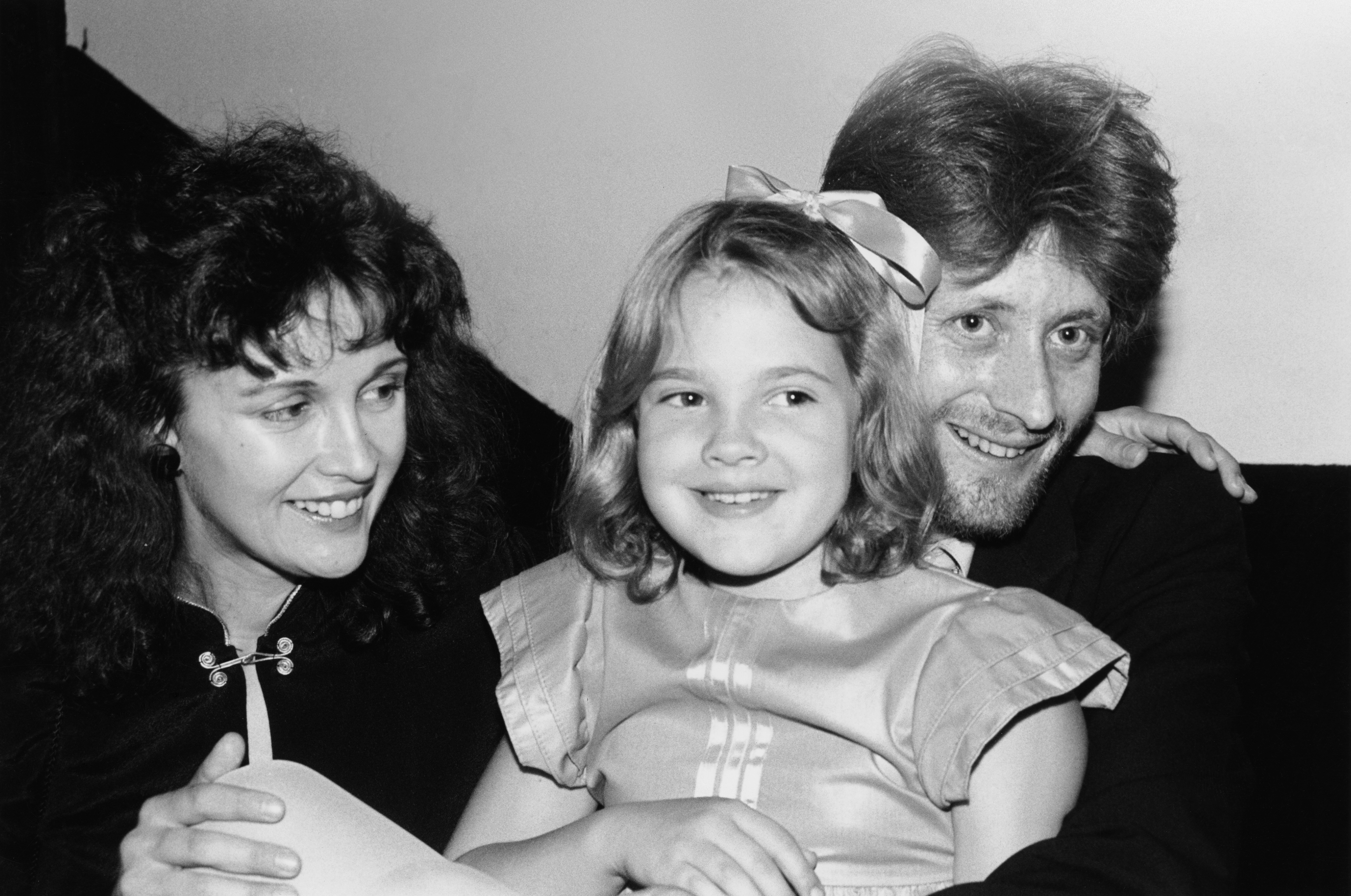 La estrella de cine con su madre y su hermanastro en un homenaje a su abuelo en el centenario de su nacimiento, el 6 de junio de 1982. | Fuente: Getty Images