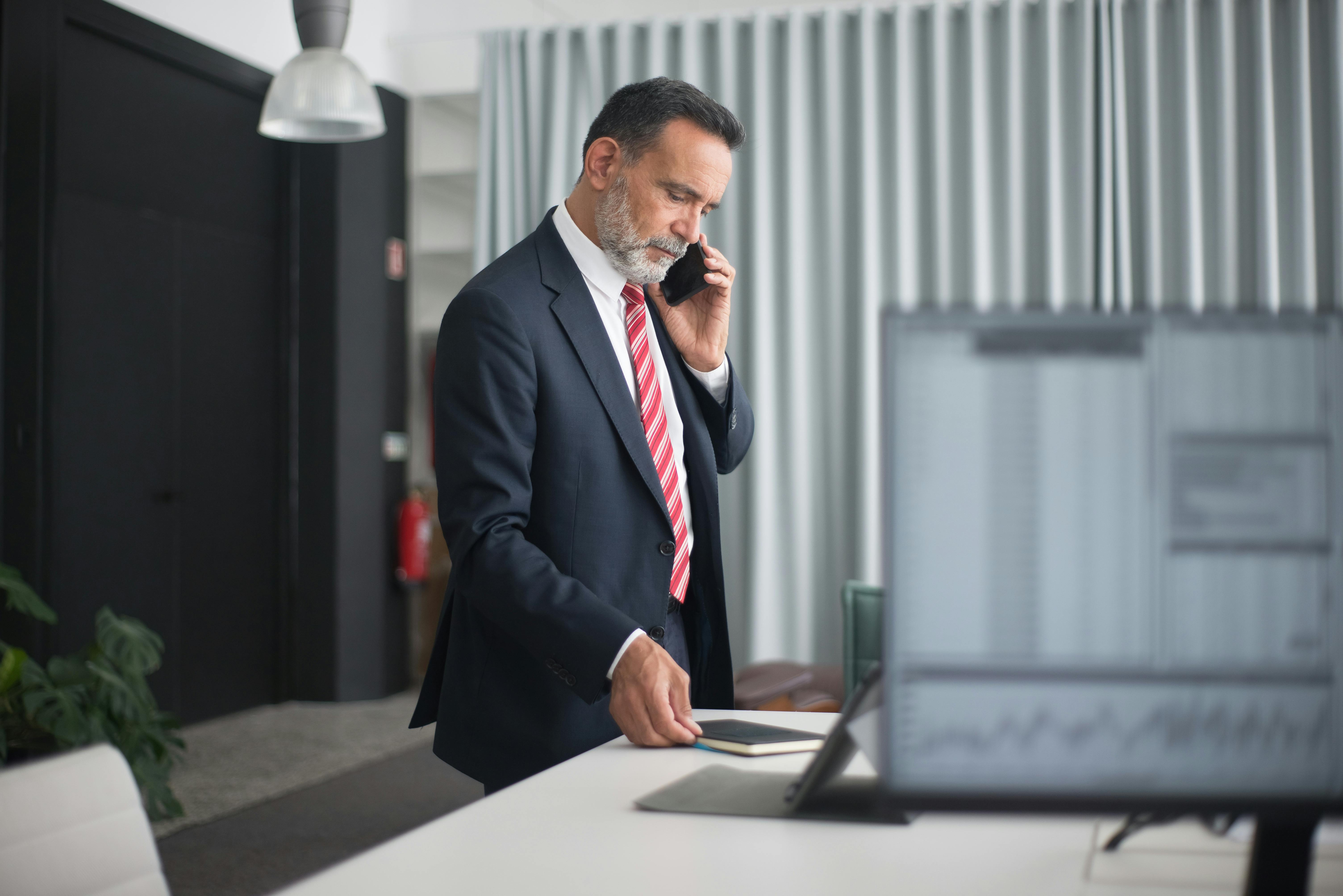 Un uomo serio al telefono | Fonte: Pexels