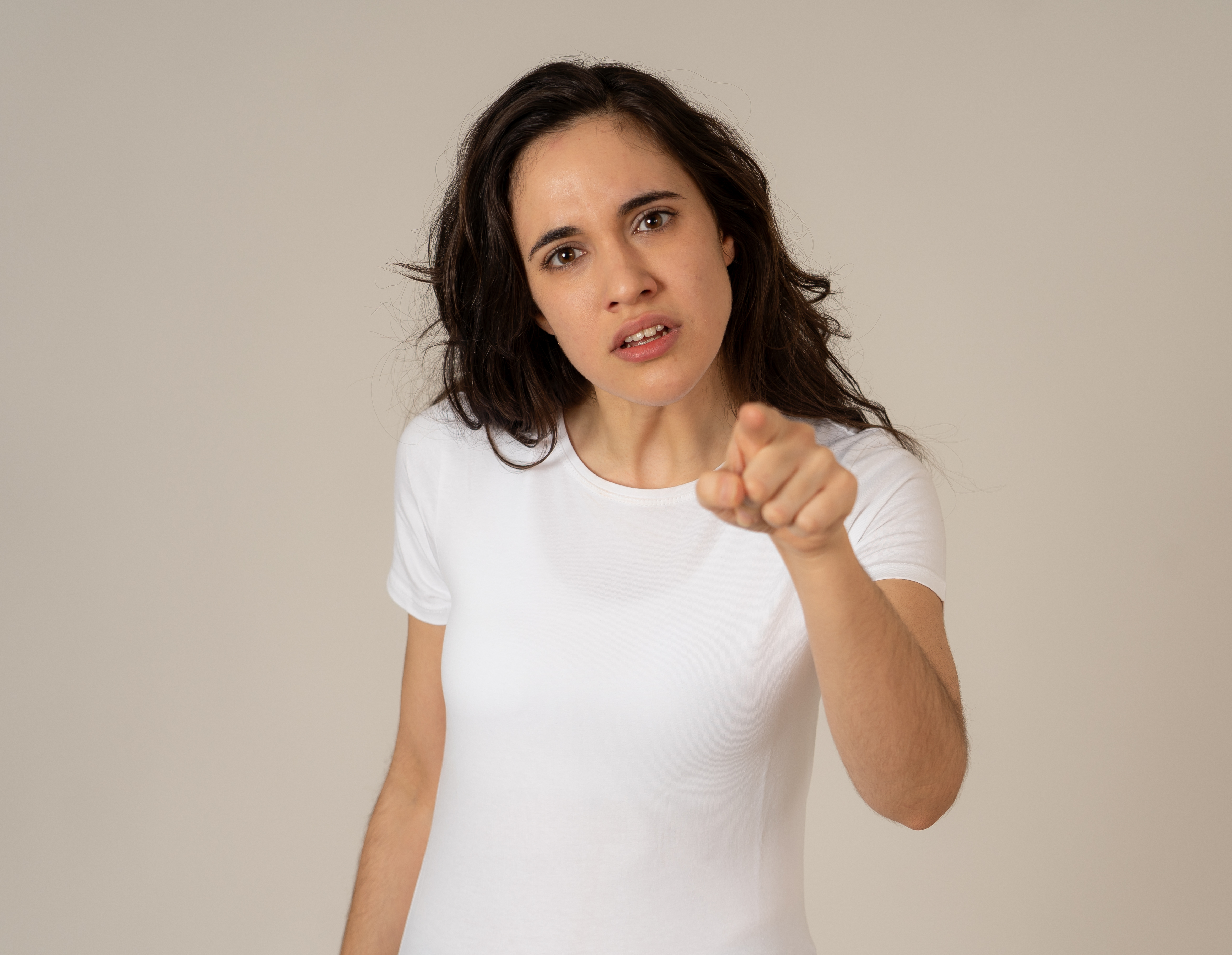 Mujer enfadada señalando con un dedo | Foto: Shutterstock