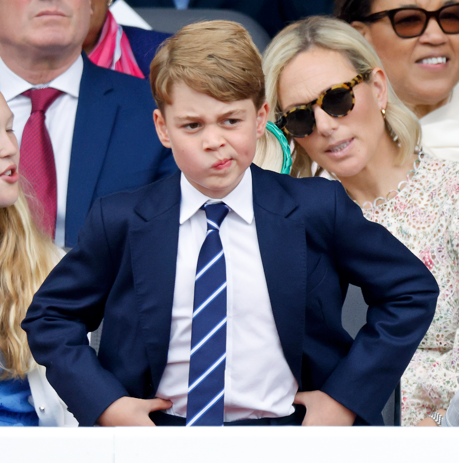 Más tarde ese año, George participó en las celebraciones del Jubileo de Platino de su fallecida bisabuela, la reina Elizabeth II, y asistió al desfile del Jubileo de Platino el 5 de junio. La aparición lo mostró a los 8 durante los festejos por los 70 años de la monarca en el trono.