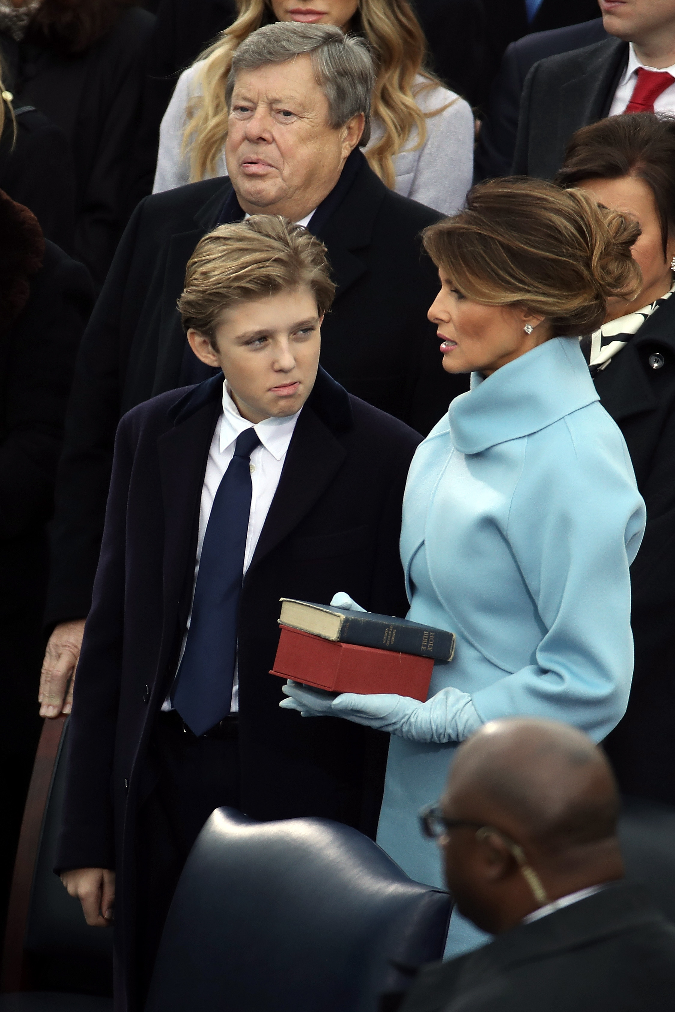 Barron y Melania Trump fotografiados en la fachada oeste del Capitolio de EE.UU. el 20 de enero de 2017, en Washington, D.C. | Fuente: Getty Images