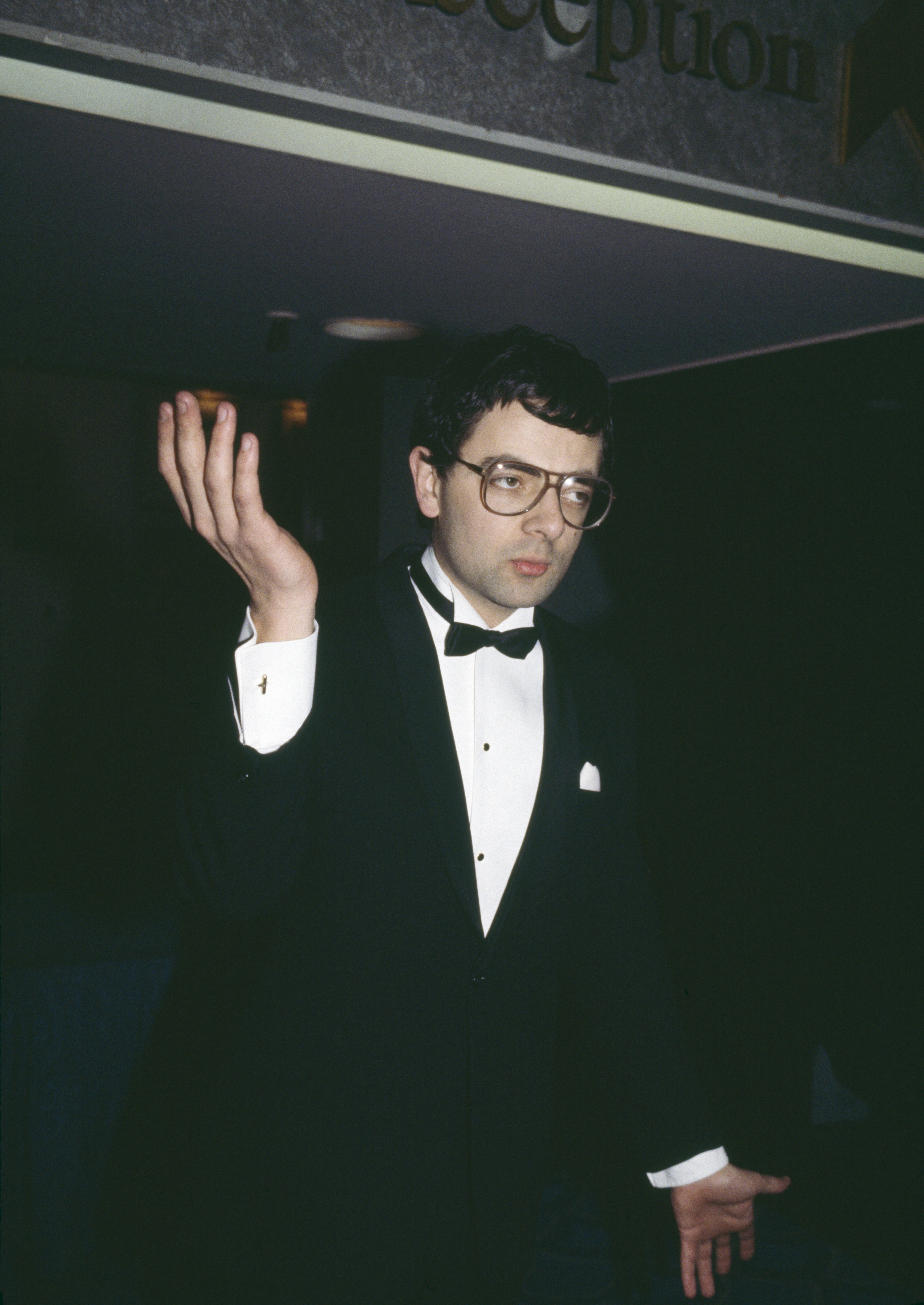 Rowan Atkinson asiste a los premios BAFTA en Londres, el 5 de marzo de 1985 | Fuente: Getty Images