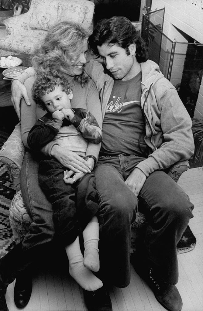 John Travolta con la actriz Diana Hyland y su hijo, Zachary Goodson, en 1977. | Foto: Getty Images