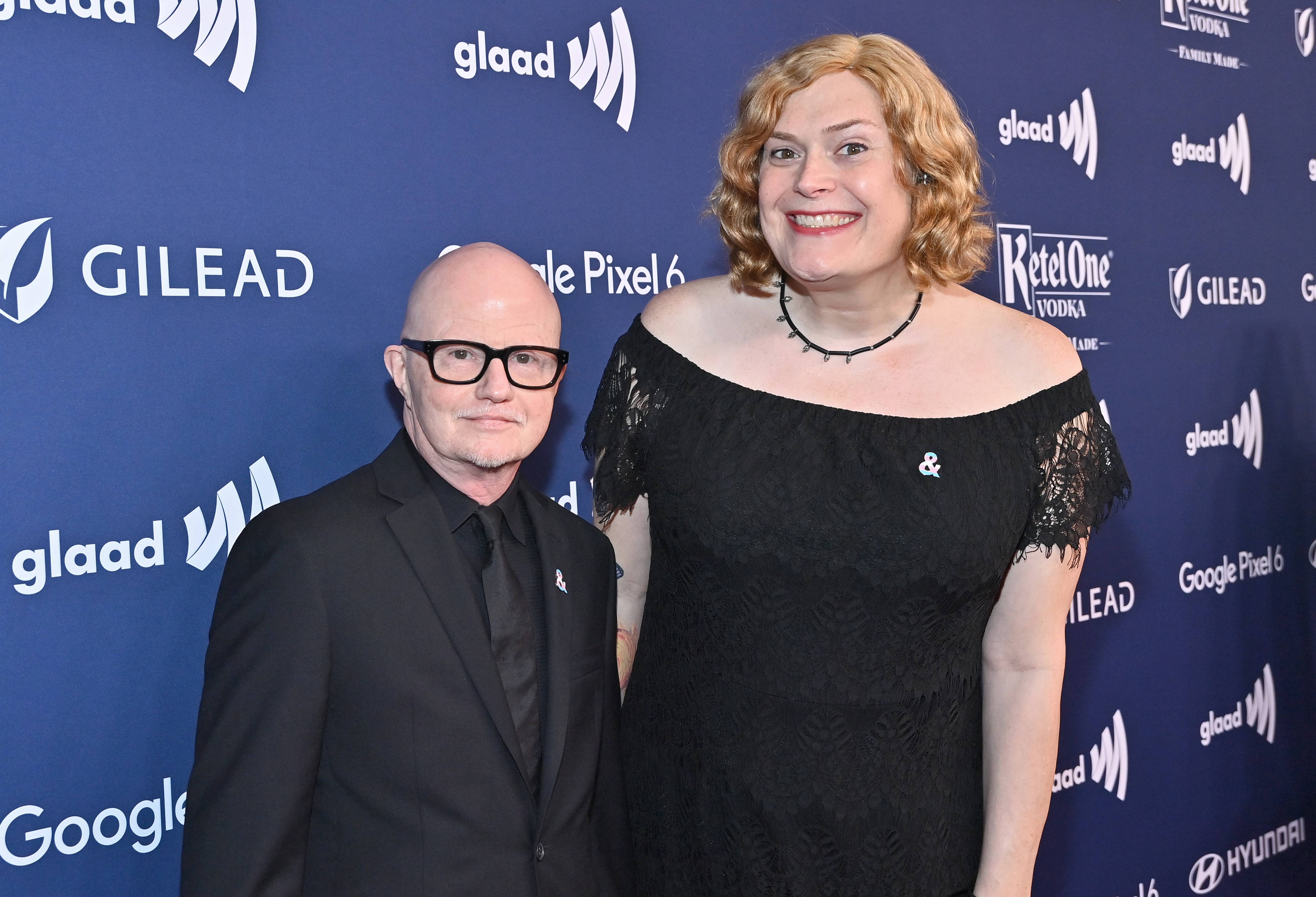 Mickey Ray Mahoney y Lilly Wachowski asisten a la 33 edición de los Premios GLAAD Media el 2 de abril de 2022 en Beverly Hills, California. | Fuente: Getty Images