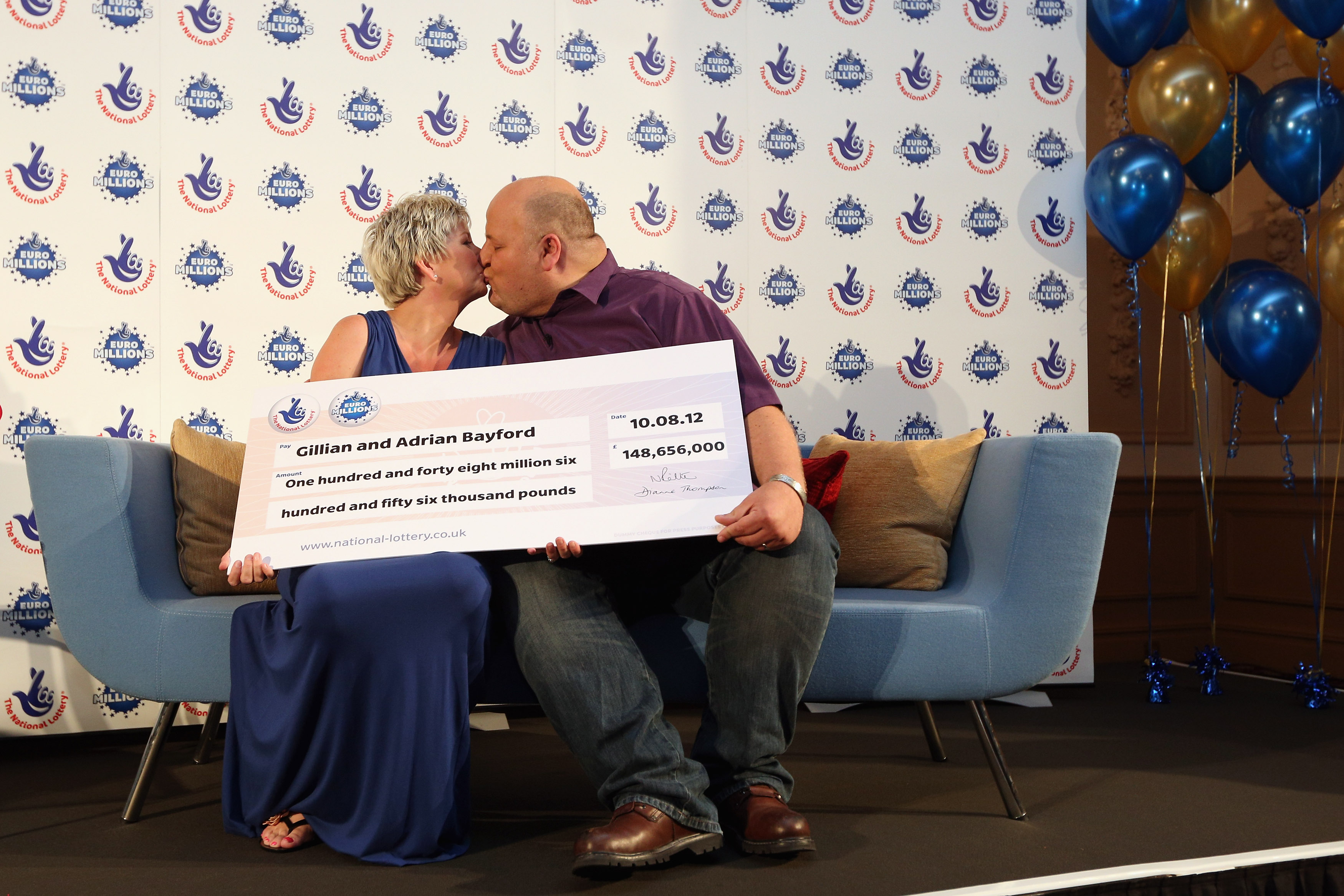 Gillian y Adrian Bayford celebran haber ganado el bote de más de 148 millones de libras esterlinas en la lotería Euromillones el 14 de agosto de 2012, en Hatfield Heath, Inglaterra | Fuente: Getty Images