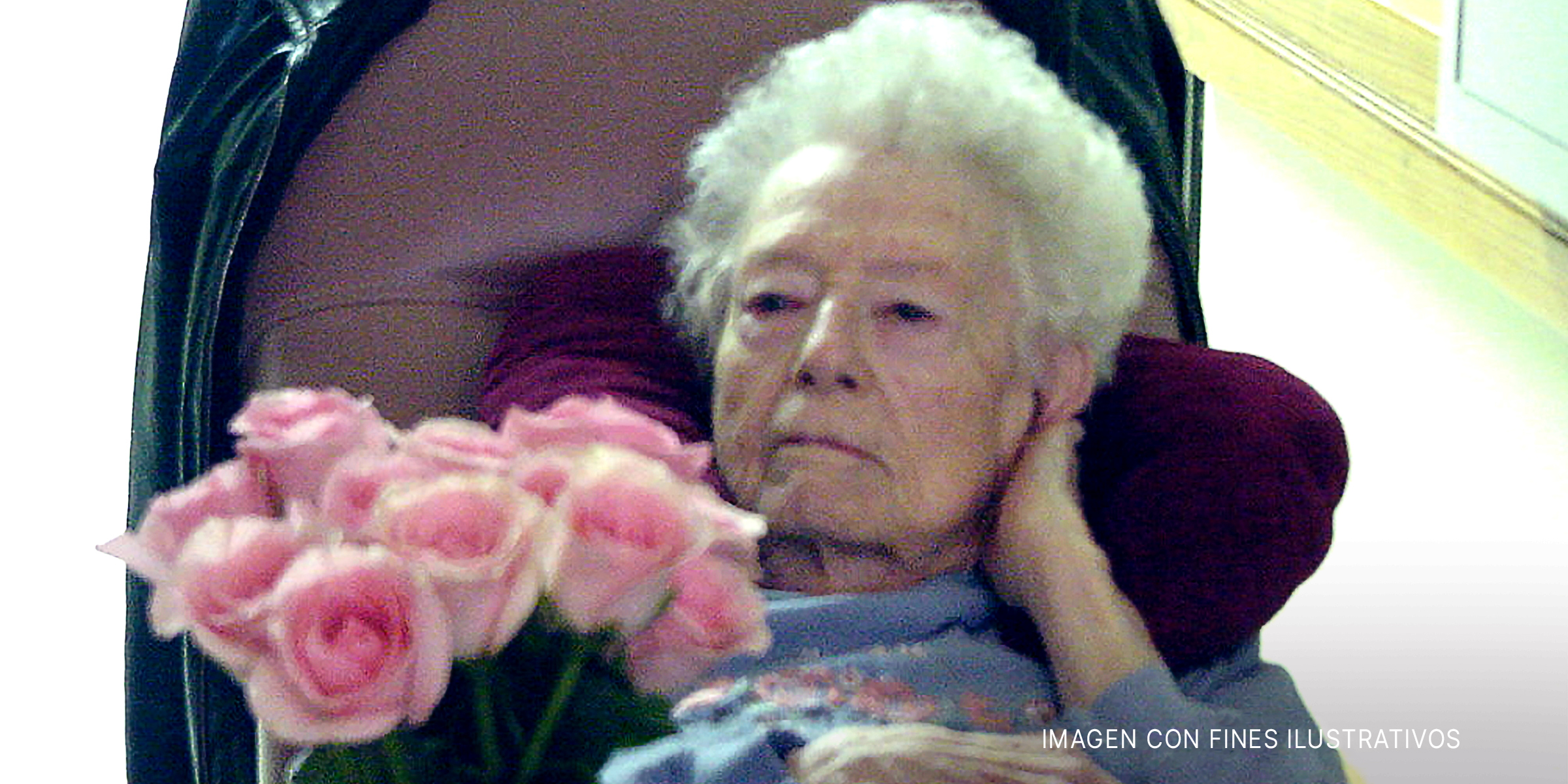 Una anciana sosteniendo rosas | Foto: Flick,com/maotx (CC BY-SA 2.0)