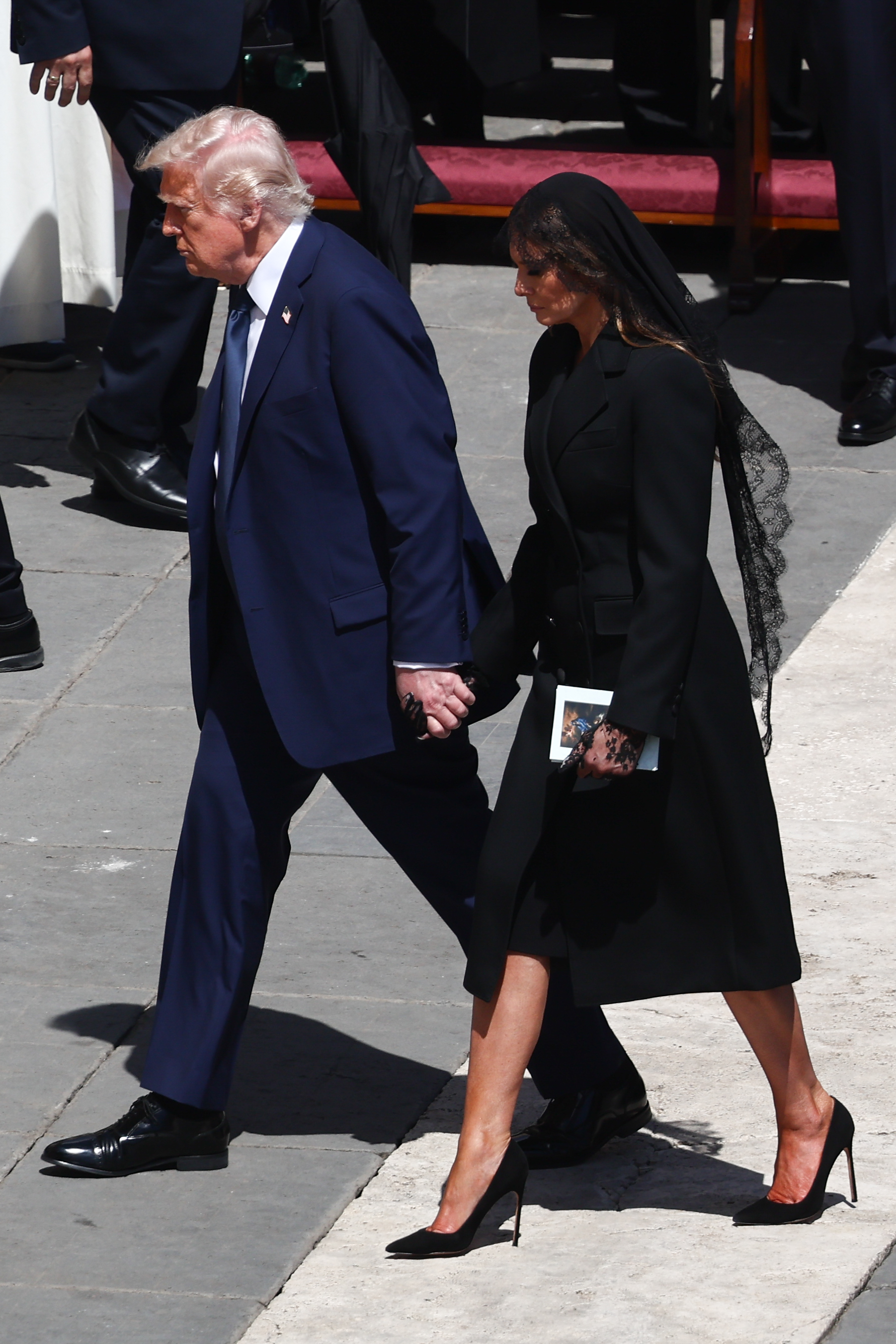 El presidente estadounidense Donald Trump y la primera dama Melania Trump durante la ceremonia fúnebre del papa Francisco en la Plaza de San Pedro del Vaticano, Roma, el 26 de abril de 2025 | Fuente: Getty Images