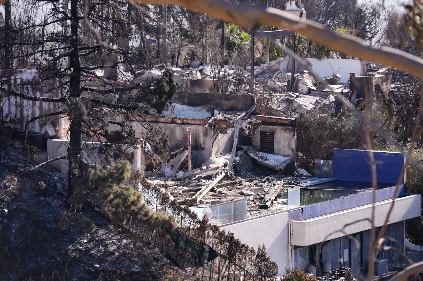 Vista de una zona residencial quemada en Los Ángeles, California, el 12 de enero de 2025. | Fuente: Getty Images