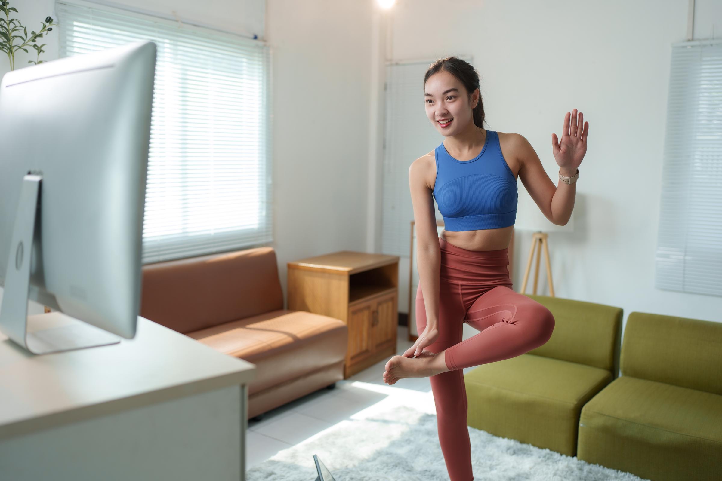Mujer haciendo una sesión de yoga en casa | Fuente: Shutterstock