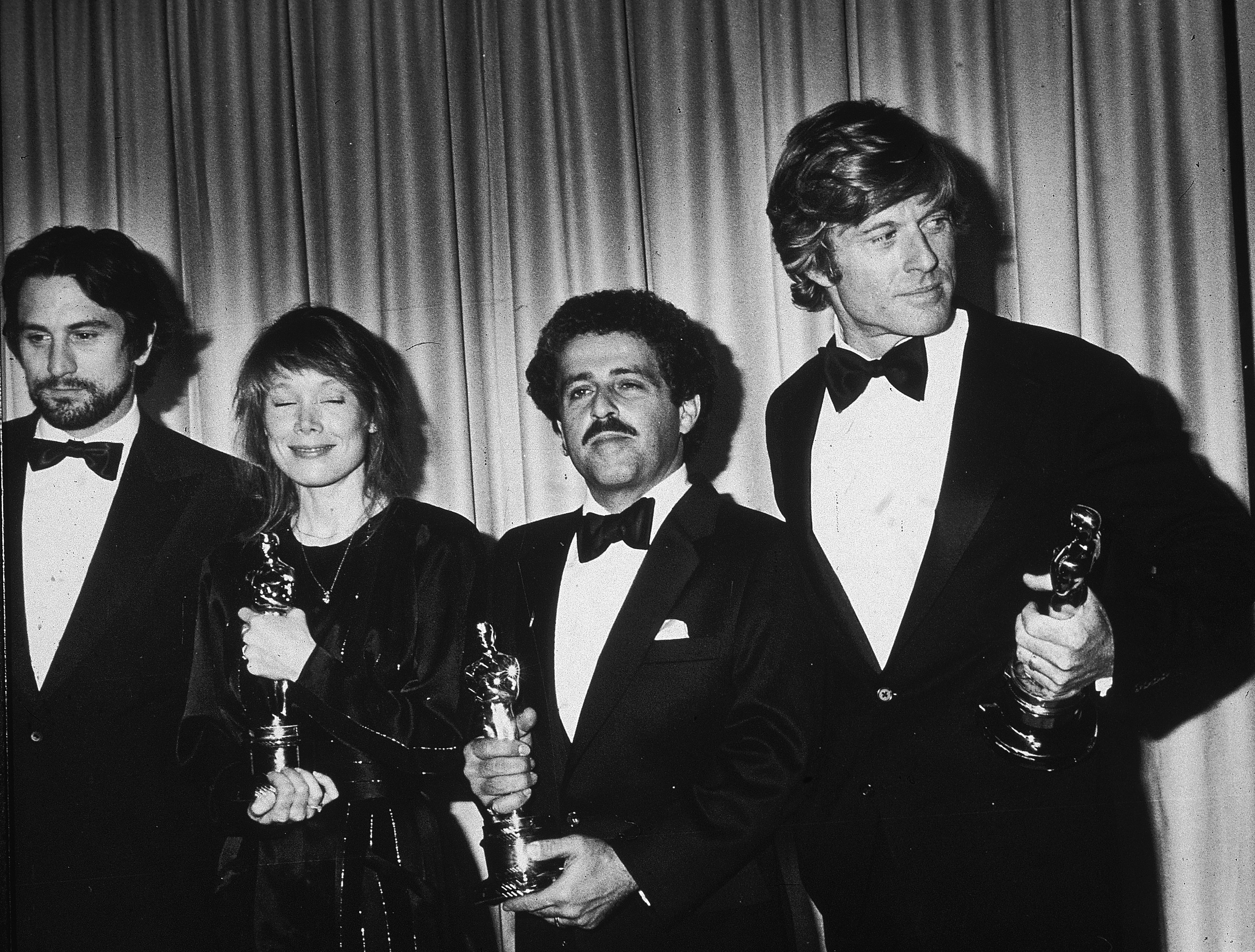 Robert De Niro, Sissy Spacek, Robert L. Schwary y Robert Redford en el backstage de los Premios de la Academia el 31 de marzo de 1981, en Los Ángeles, California. | Fuente: Getty Images