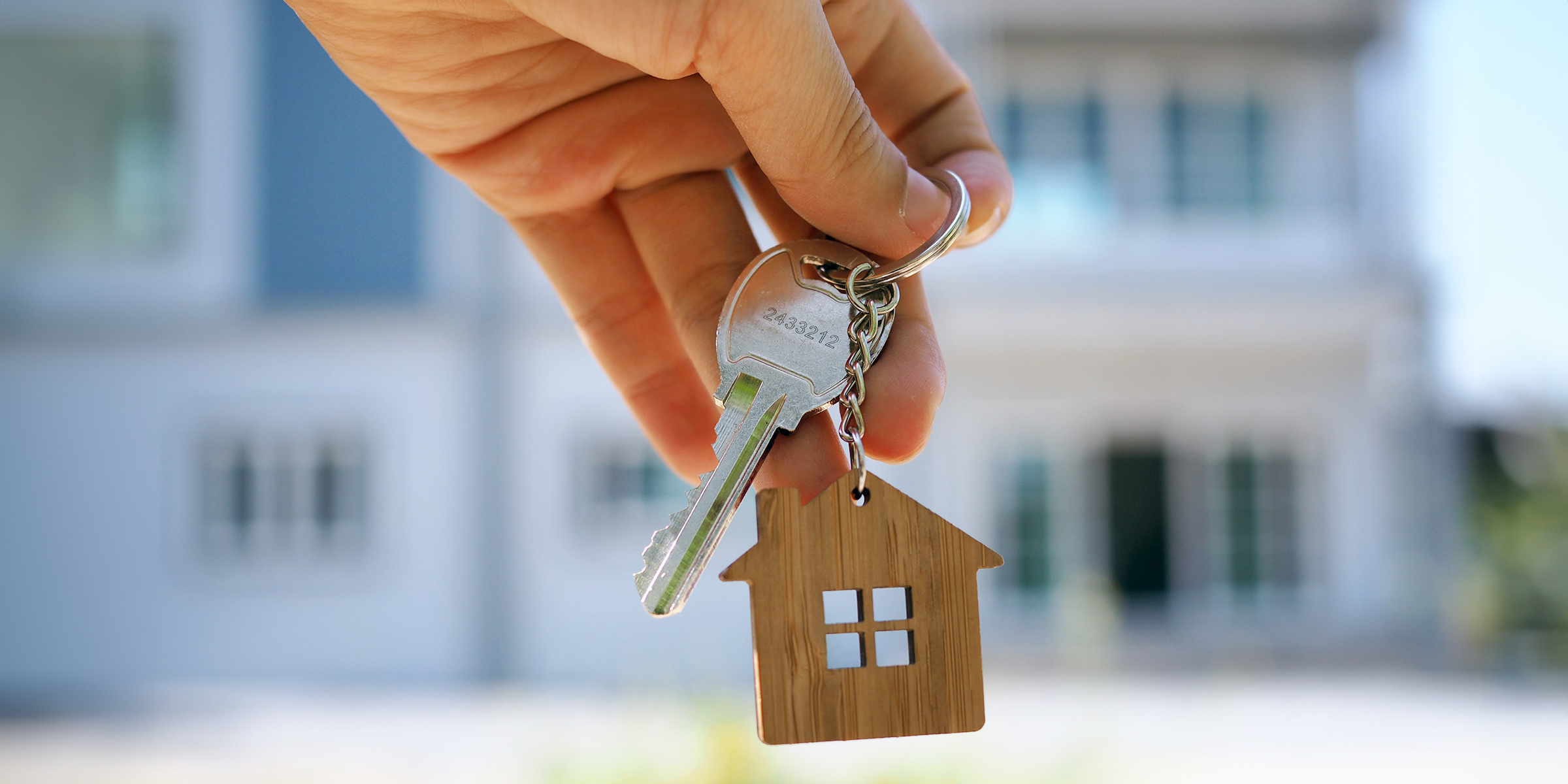 Una persona con la llave de su casa | Fuente: Shutterstock