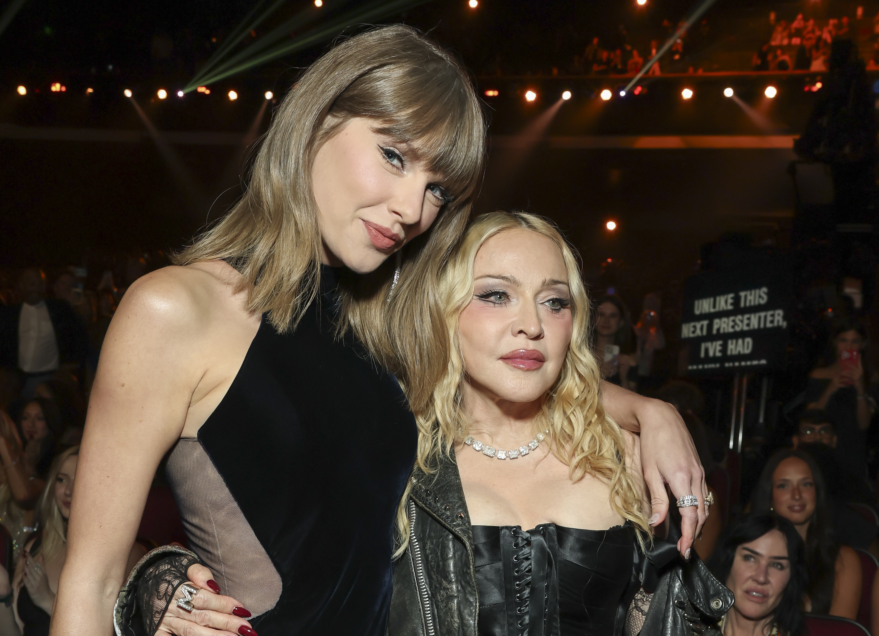 Madonna posó junto a Taylor Swift durante los MTV VMA de 2026, con su look de cuero y corsé que contrastaba con el look negro y sencillo de Swift. Ese momento reunió en una sola imagen dos formas diferentes de abordar la paleta de colores más oscuros de la noche. | Fuente: Getty Images