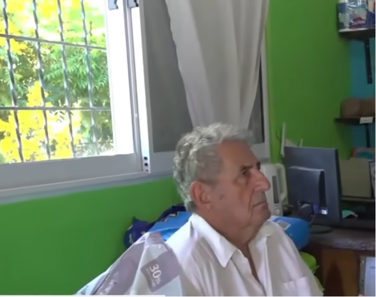 El abuelo del tirador siendo entrevistado por un corresponsal | Fuente: YouTube/A24com