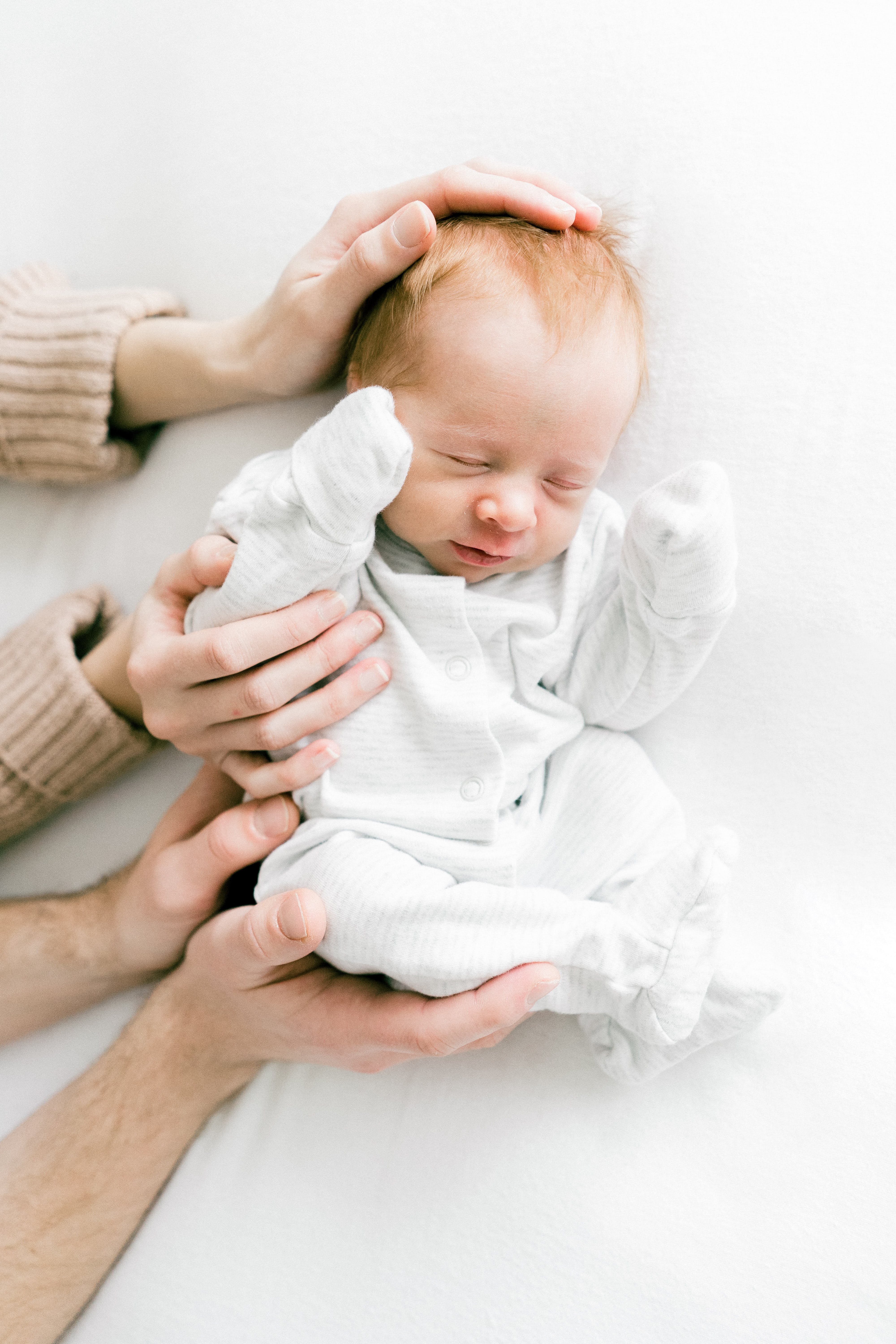 Manos sujetando a un bebé | Foto: Pexels
