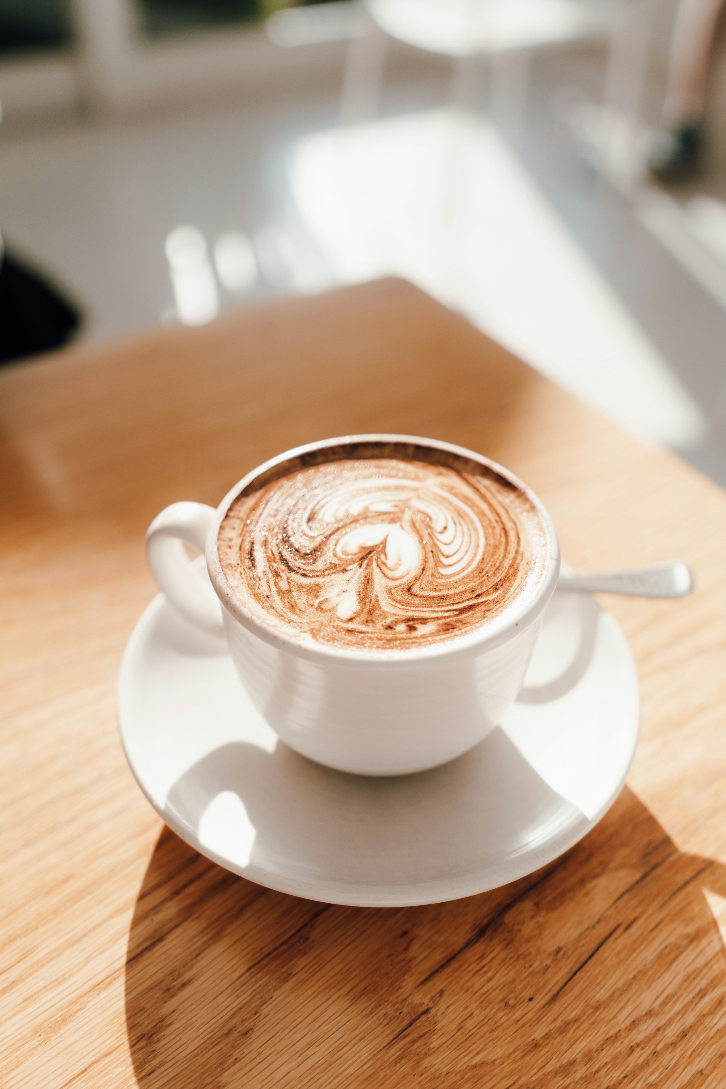 Una taza de café sobre una mesa de madera | Fuente: Unsplash