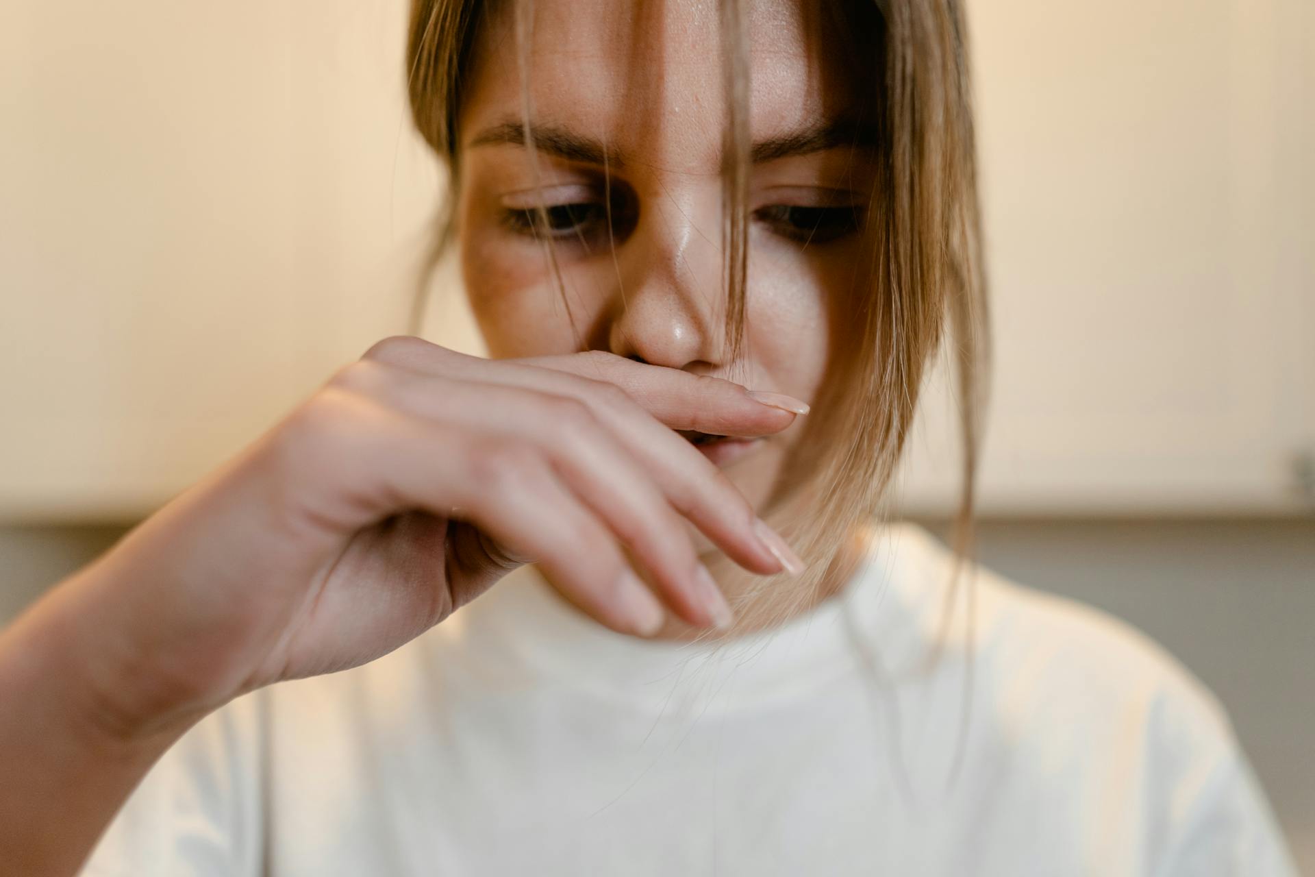 Una mujer sujetándose la cara | Fuente: Pexels