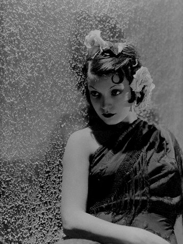 Conchita Montenegro, famosa actriz española, recostada de una pared. Año 1929. | Imagen: Flickr