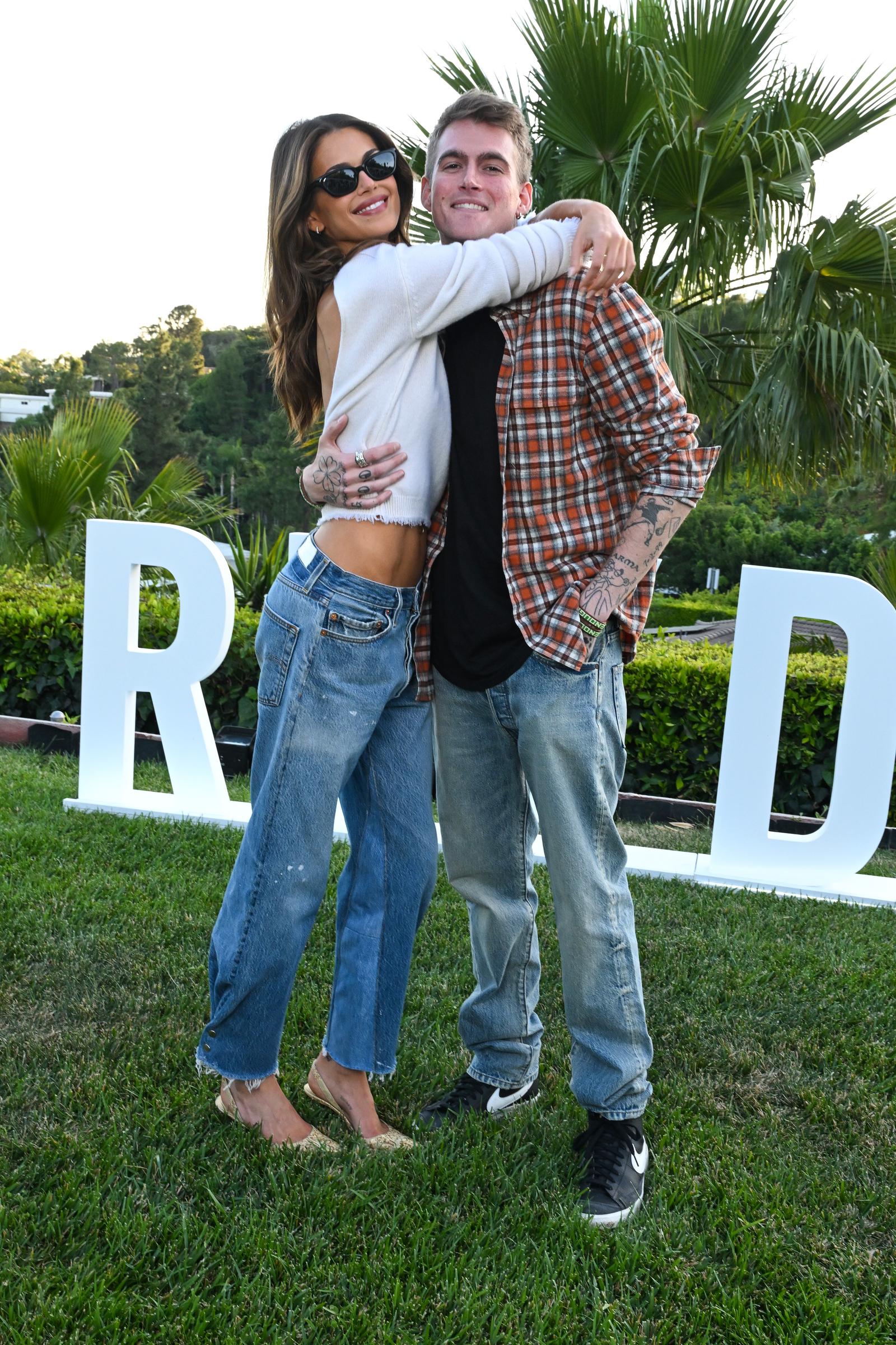 Presley Gerber y su hermana Kaia Gerber comparten un momento entrañable en la presentación de RE/DONE en Los Ángeles, en mayo de 2026, posando juntos durante la aparición de la familia en el evento. | Fuente: Getty Images