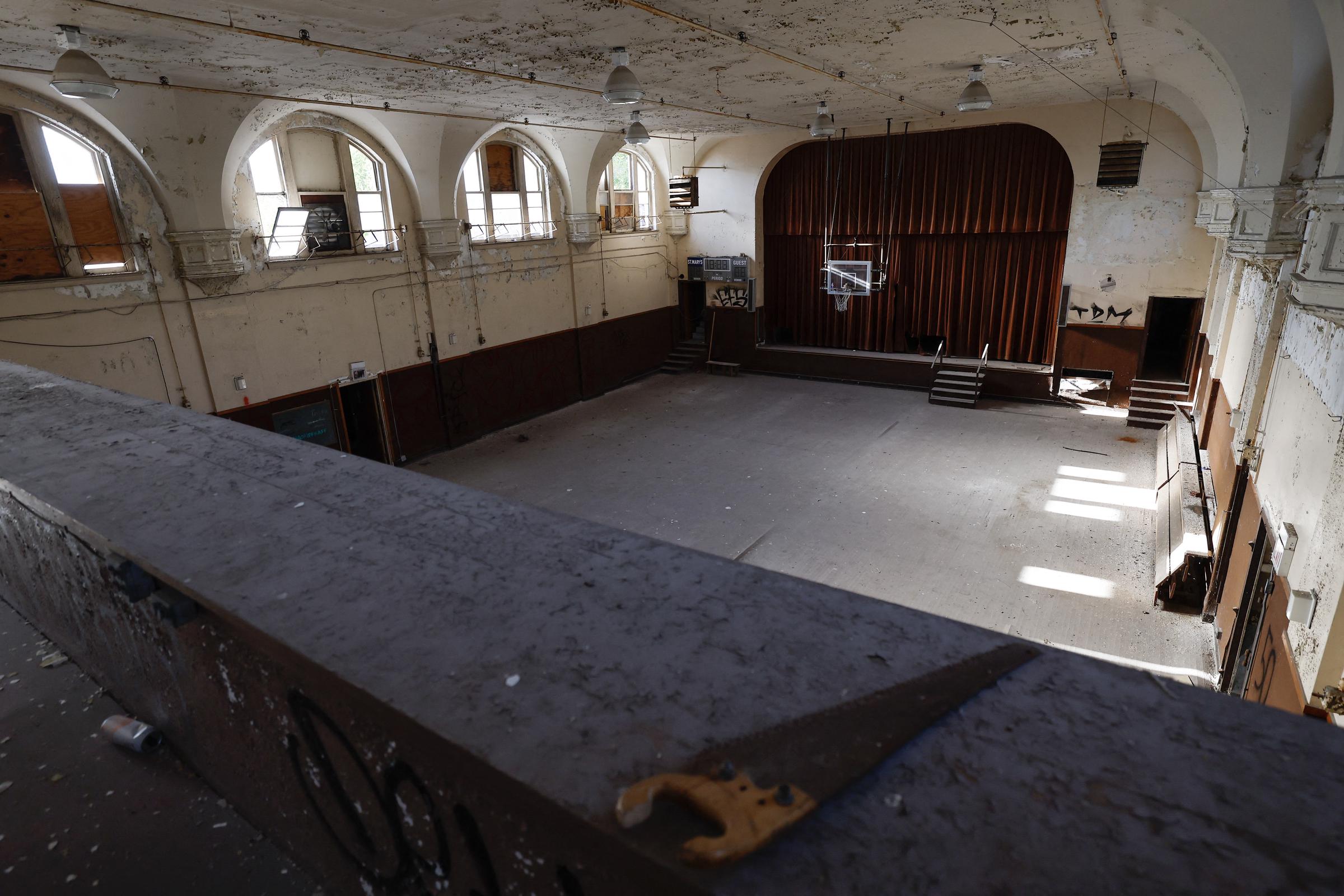 Un gimnasio dentro de la ya cerrada iglesia y escuela católica St. Mary of the Assumption, a la que solía asistir el papa León XIV en Dolton, Illinois. | Fuente: Getty Images