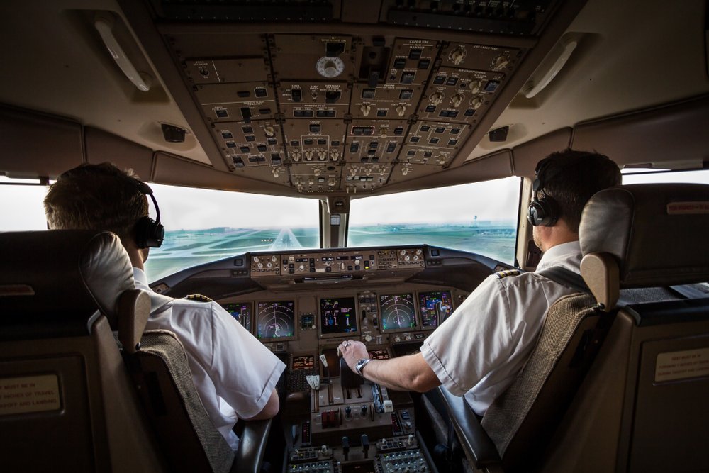 Pilotos en cabina de avión. | Foto: Shutterstock.
