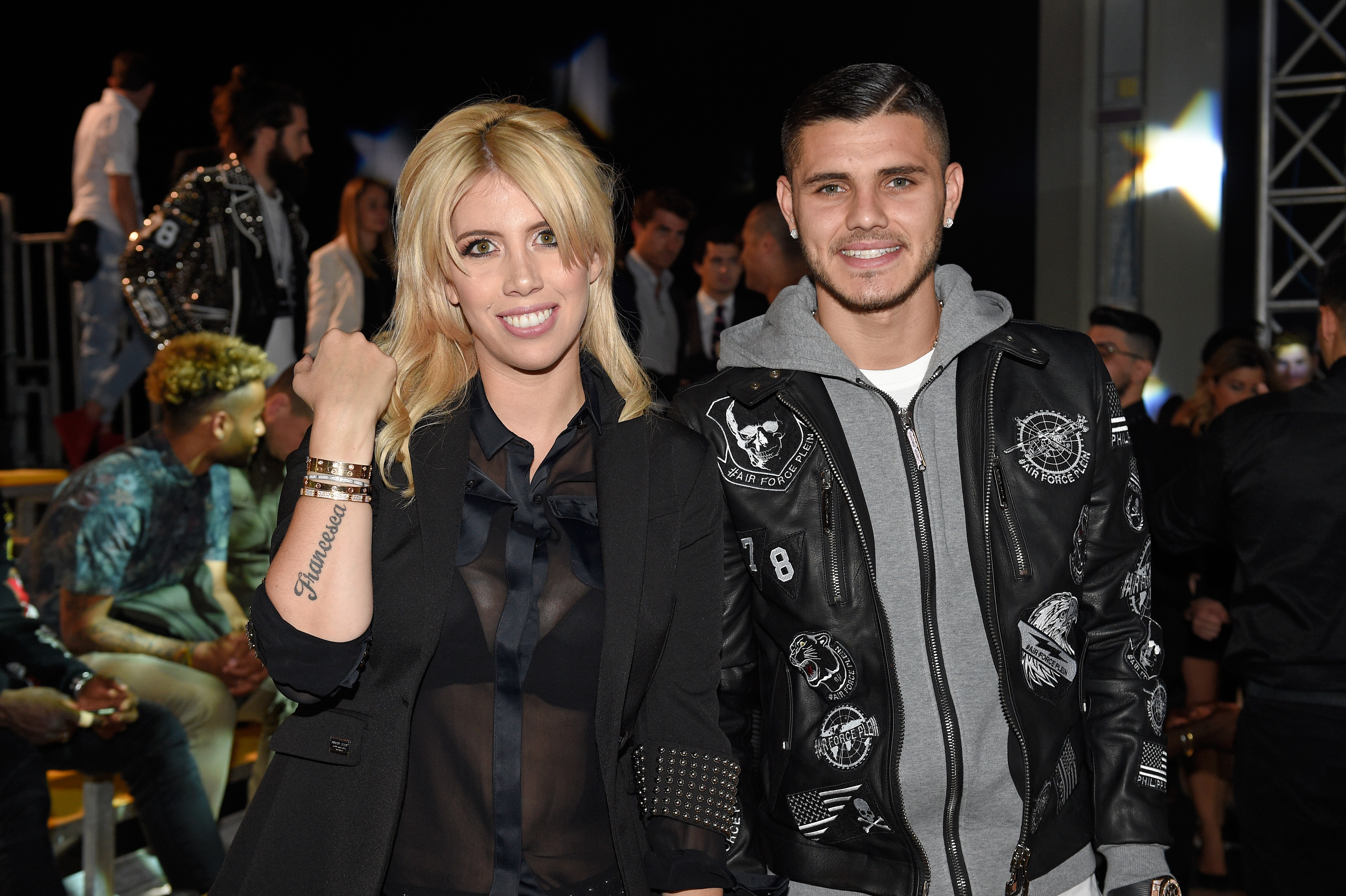 Mauro Icardi y Wanda Nara asisten al desfile de Philipp Plein durante la Semana de la Moda Masculina de Milán SS17 el 18 de junio de 2016 en Milán, Italia. | Fuente: Getty Images