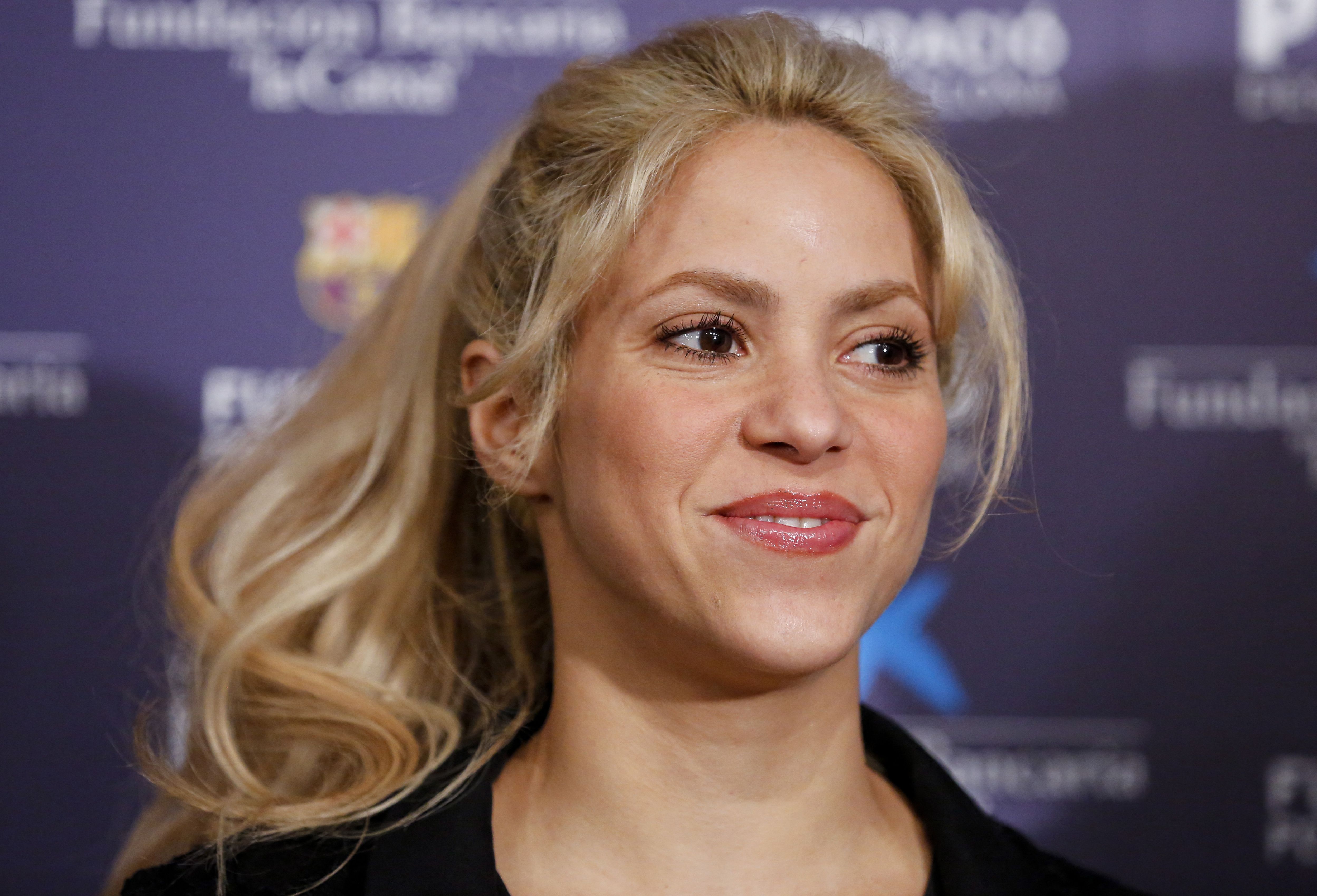 Shakira Mebarak posa en el estadio Camp Nou de Barcelona el 28 de marzo de 2017 durante la presentación del proyecto para construir una nueva escuela en la conflictiva región de Barranquilla, Colombia, en colaboración con las fundaciones del FC Barcelona y La Caixa. | Fuente: Getty Images