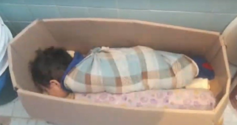 Bebé castigada en caja.| Imagen tomada de: YouTube/Primer Impacto