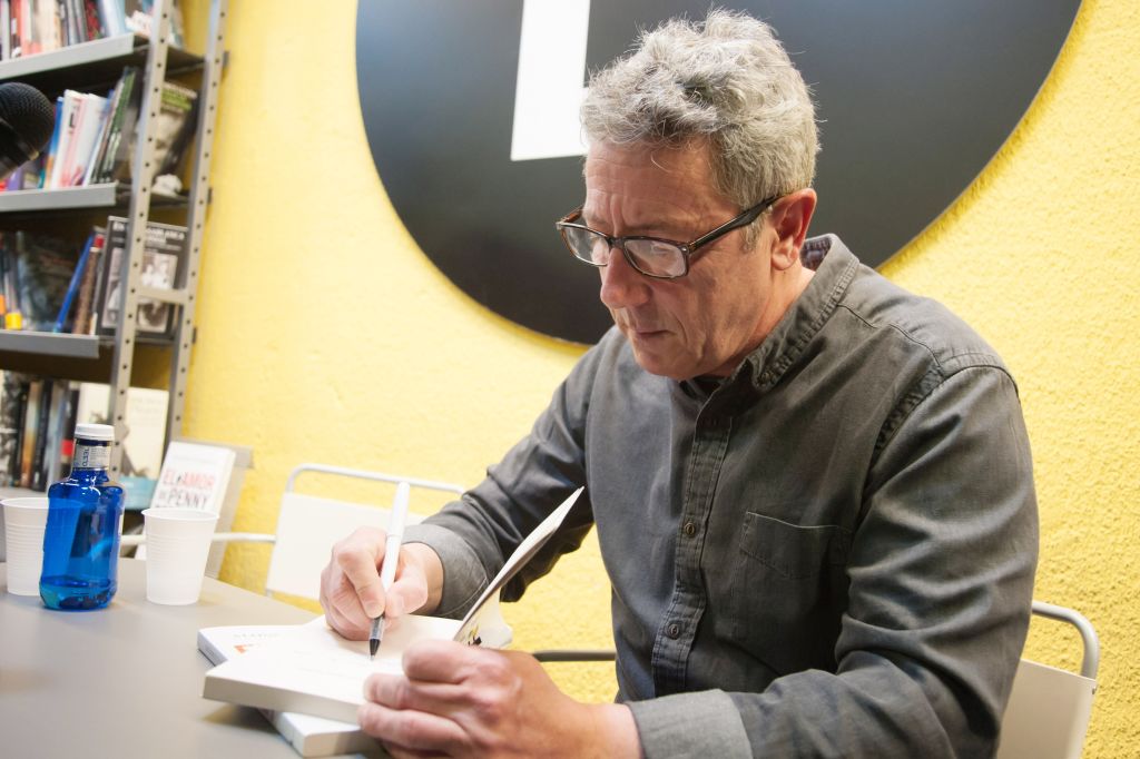 Alonso Guerrero asiste a la rueda de prensa de "El amor de Penny Robinson" en la librería Le el 12 de abril de 2018 en Madrid, España. | Fuente: Getty Images
