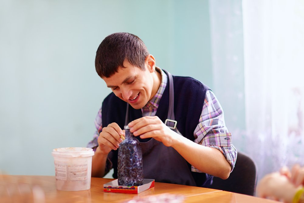 Joven adulto con discapacidad dedicándose a la artesanía. | Foto: Shutterstock