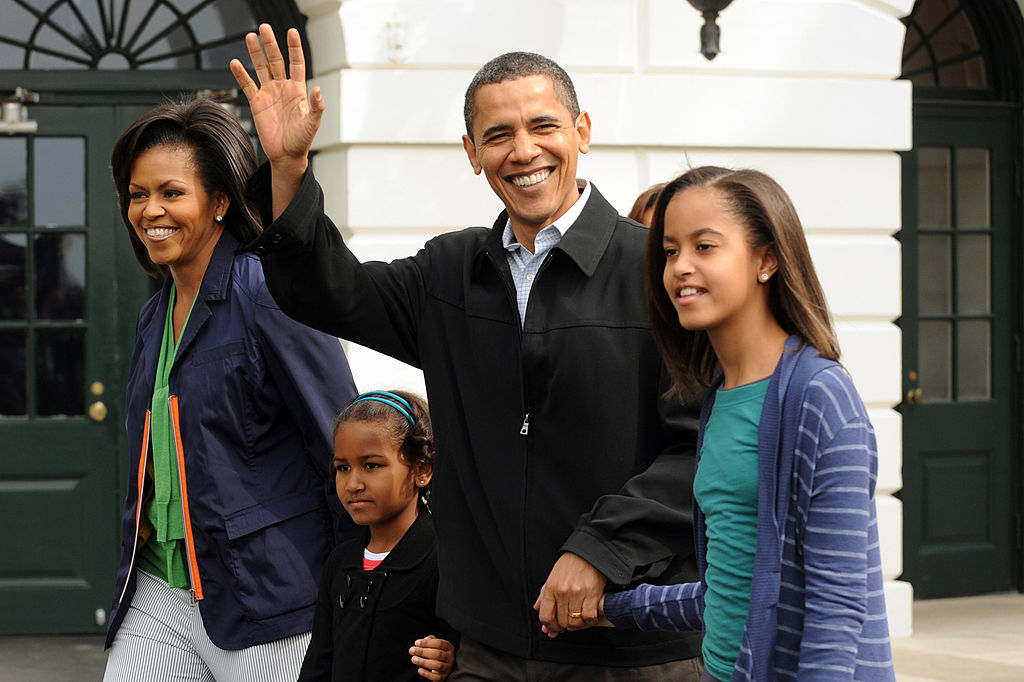 El Presidente Barack y la Primera Dama Michelle Obama caminan con sus hijas Sasha y Malia Obama en la fiesta anual del Huevo de Pascua de la Casa Blanca, el 13 de abril de 2009, en Washington, DC. | Fuente: Getty Images