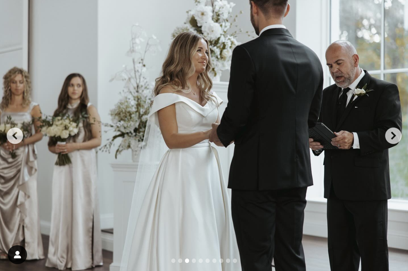 Una vista más cercana de la boda de Jana Duggar y Stephen Wissmann, de inspiración minimalista, con un gran ventanal y decoración floral, publicada en agosto de 2024 | Fuente: Instagram/janamduggar