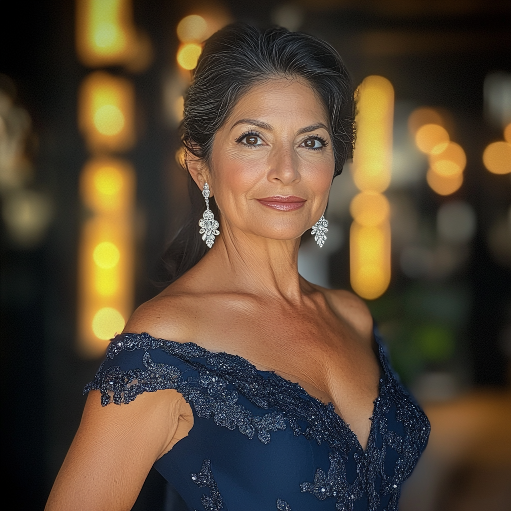 Una mujer sonriente con un vestido azul marino | Fuente: Midjourney