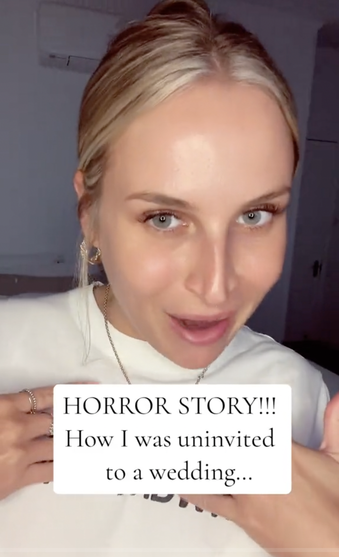 Amy Dickinson en una captura de pantalla de su clip fechado el 8 de enero de 2024, donde comienza a detallar su historia de cómo no fue invitada a la boda de su amiga | Foto: tiktok/amzdicko