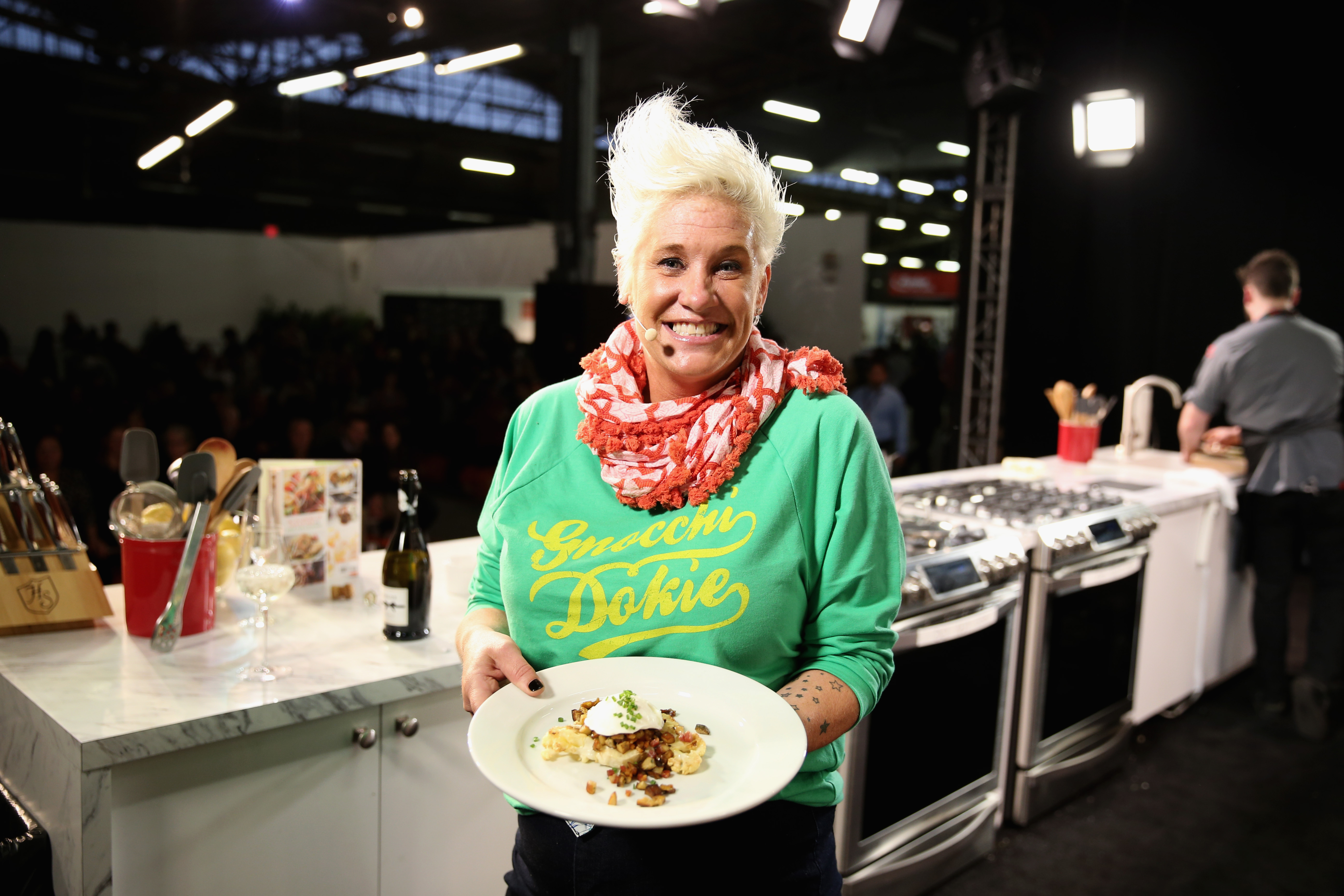 La chef Anne Burrell asiste al New York City Wine & Food Festival el 17 de octubre de 2015 en Nueva York. | Fuente: Getty Images