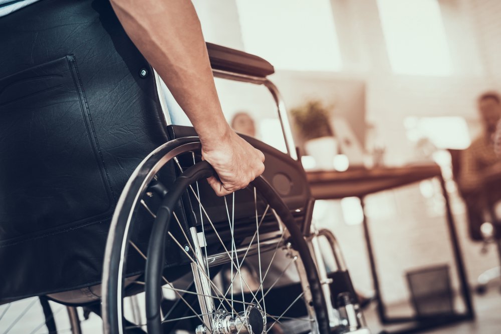 Hombre en silla de ruedas. | Foto de archivo: Shutterstock