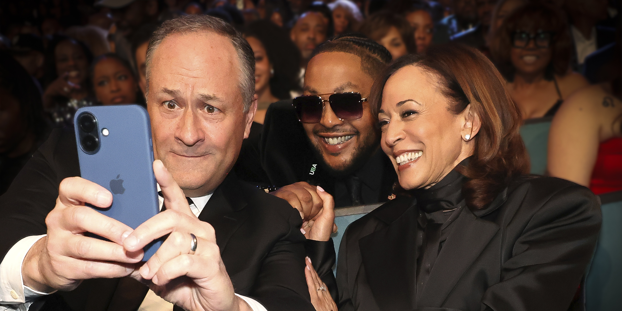 Douglas Emhoff y Kamala Harris posando para una foto con alguien. | Fuente: Getty Images