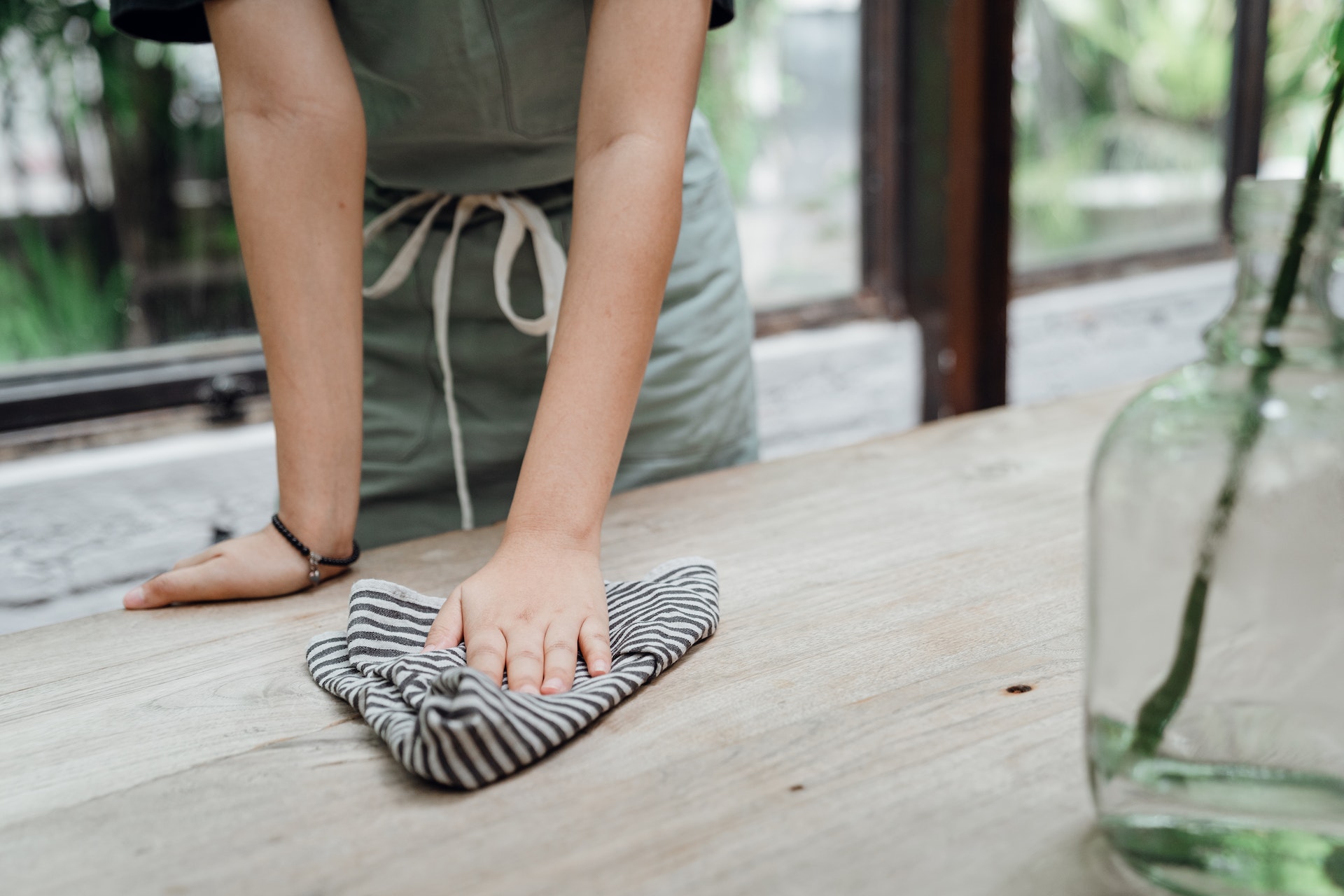 Camarera limpiando una mesa | Fuente: Pexels