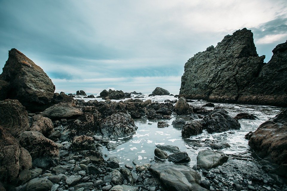 Formación de rocas entre el agua en la playa. | Imagen: Max Pixel