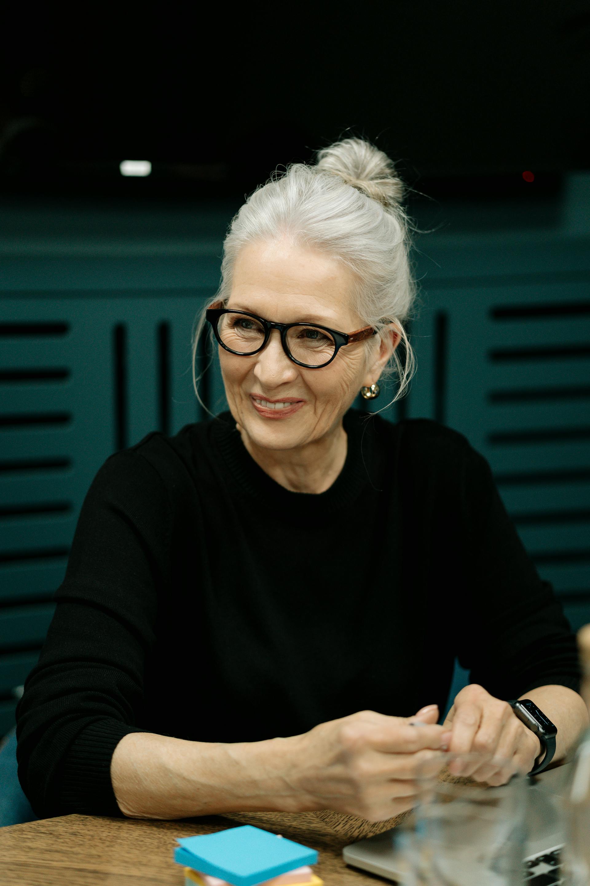 Una mujer mayor con gafas | Fuente: Pexels