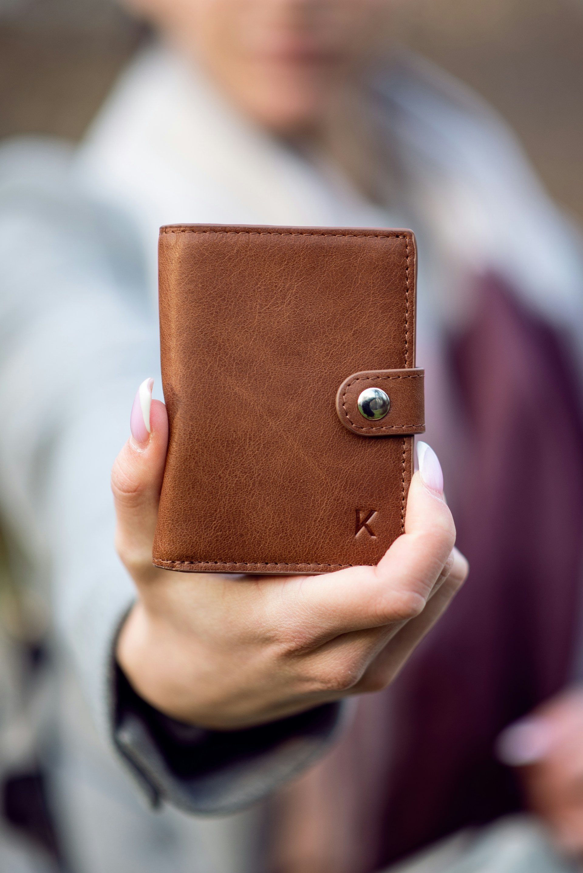 Una mujer con una cartera de cuero marrón | Fuente: Unsplash