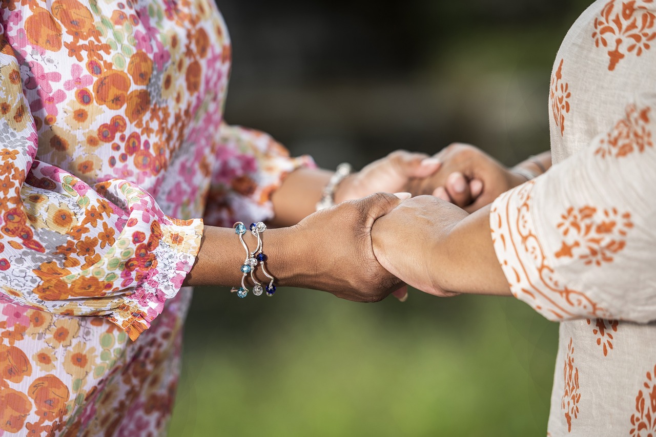 Dos mujeres cogidas de la mano | Fuente: Pixabay