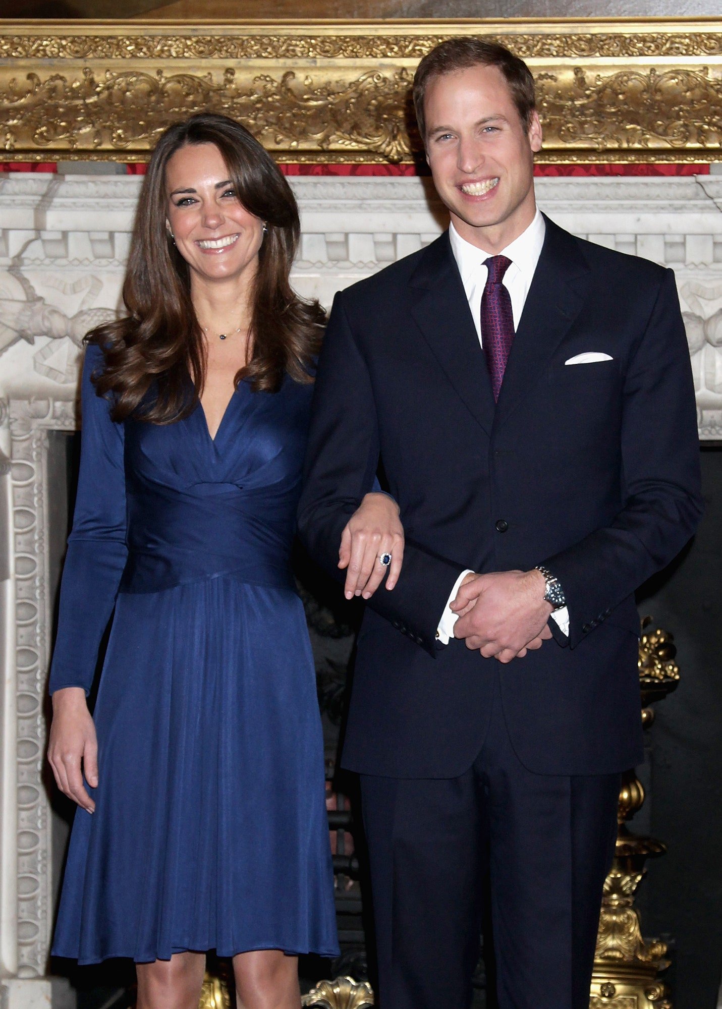 Kate Middleton y el príncipe William posando para las fotos después de confirmar su compromiso, el 16 de noviembre de 2010. | Foto: Getty Images