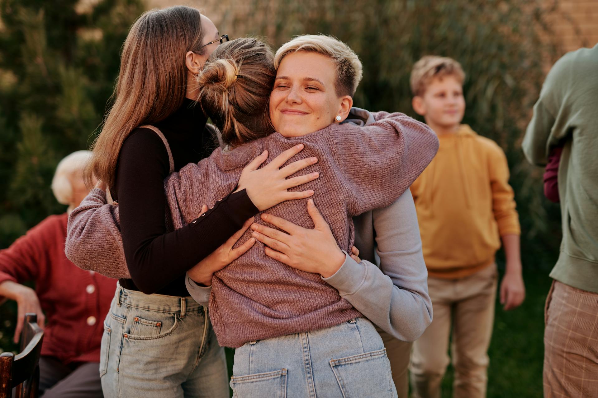 Mujeres abrazándose en una reunión familiar | Fuente: Pexels